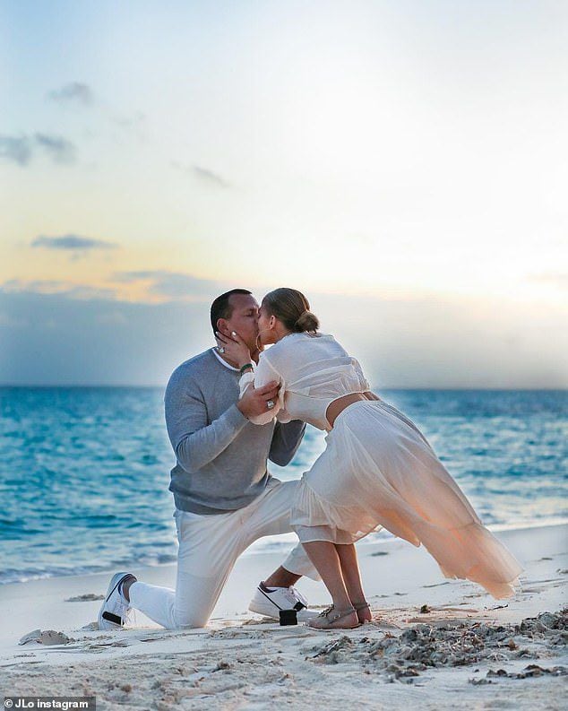 Jennifer López demuestra con serie de fotos cómo Alex le pidió matrimonio