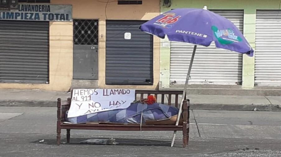 ’Llamamos al 911 y no hay ayuda’: el desesperado cartel que colocaron junto a un cadáver en Ecuador