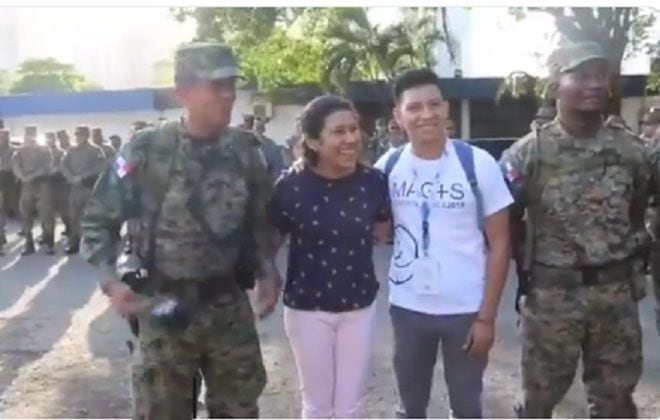Peregrino hondureño agradece a unidades de Senafront que le devuelven su cartera
