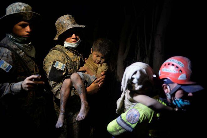 Unos 25 muertos, incluidos varios niños, deja erupción de volcán en Guatemala