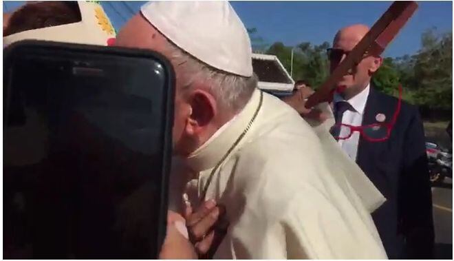 'Los viejos armamos líos, pero...'.Miren a quién el Papa besa y canta cumpleaños