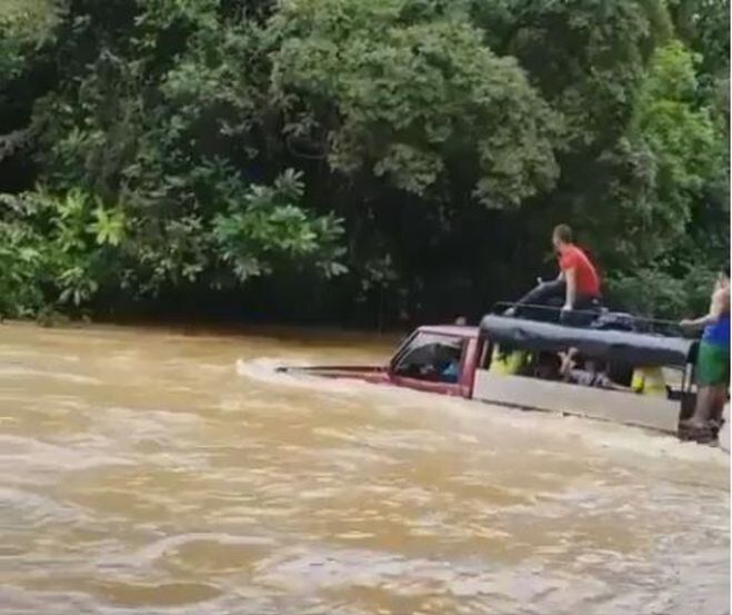 VIDEO| ¡HORROR! Arriesgan sus vidas por atravesar  río crecido