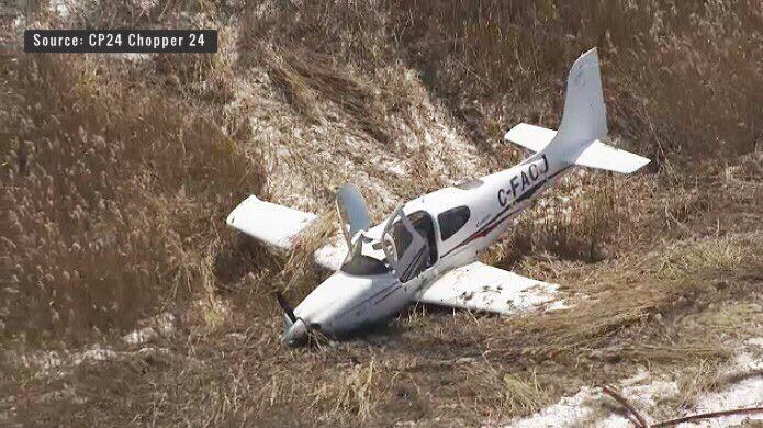 Captan el momento justo en el que una avioneta se atraviesa en una autopista