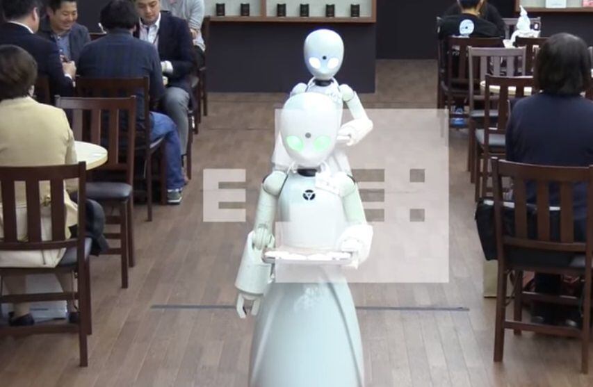 En Tokio robots atienden en un restaurante como si fueran meseros