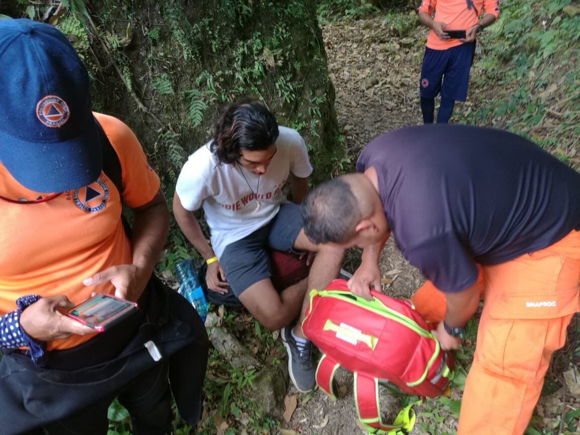Rescatan a dos jóvenes perdidos en el Cerro Picacho