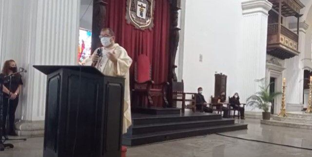 En plena misa. Mujer irrumpió en la Catedral de San Cristóbal para abofetear al párroco. Video 