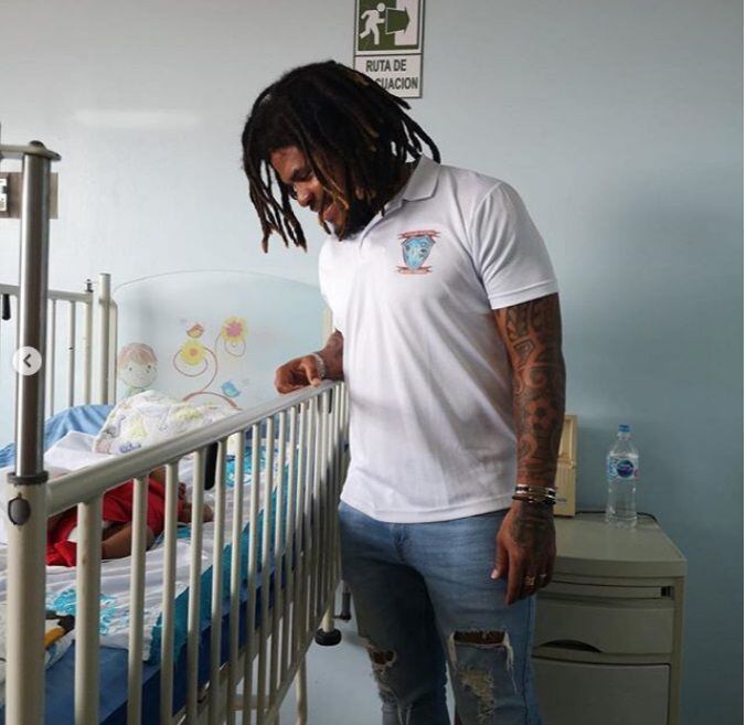 Román Torres visita a niños del hospital Nicolás Solano y les lleva juguetes