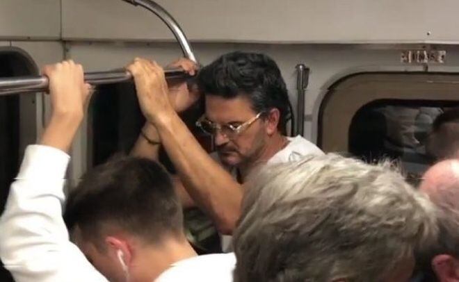 Ricardo Arjona viaja en metro sin ser reconocido