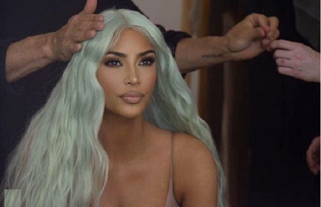 Kim Kardashian muestra las marcas de la psoriasis en su rostro