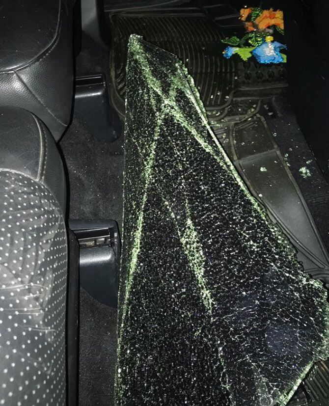 Le rompen la ventana y le hurtan objetos al carro de Karen Peralta
