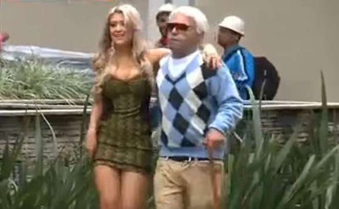 VIDEO: Anciano se pasea con novia jovencita y la gente no lo supera