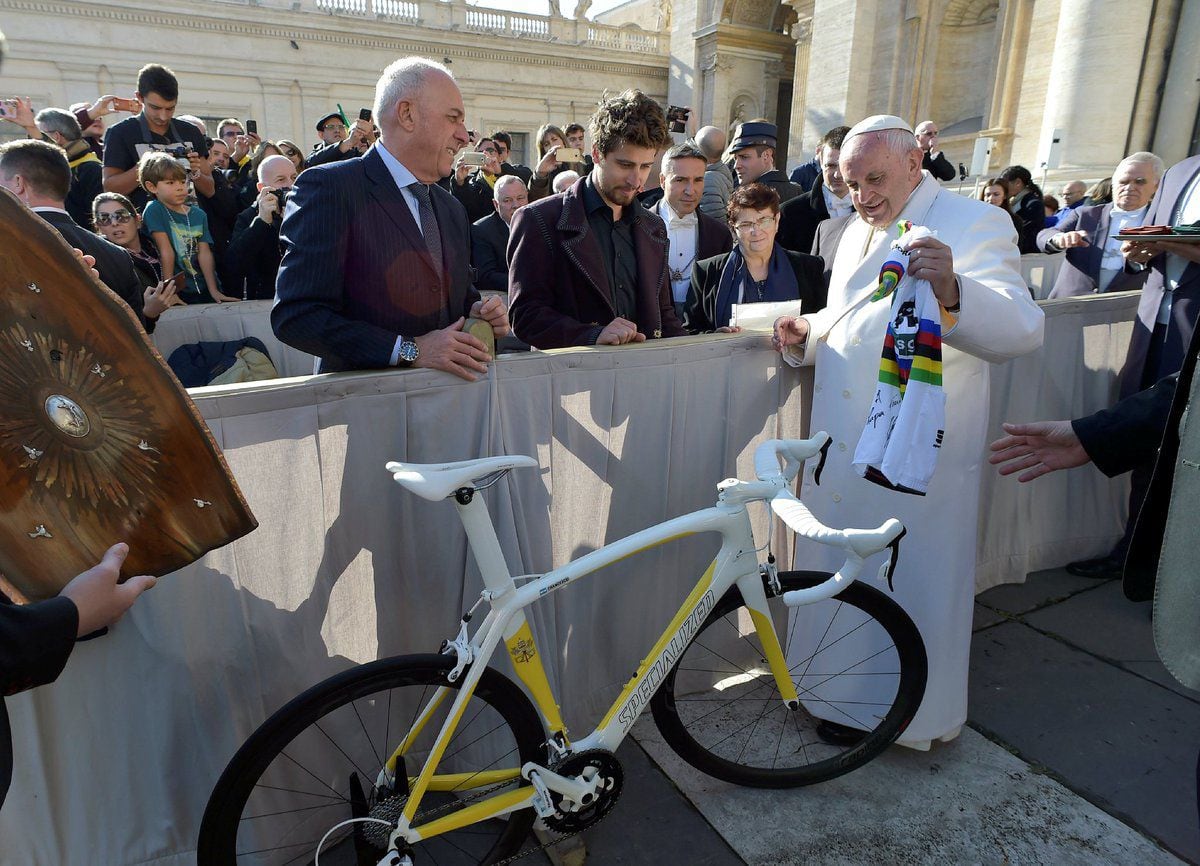 Papa Francisco subastará artículos deportivos para ayudar a hospitales en Italia