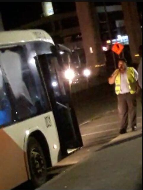 ¡IRRESPETO! Conductor de Metrobus se baja a fumar y deja esperando a pasajeros
