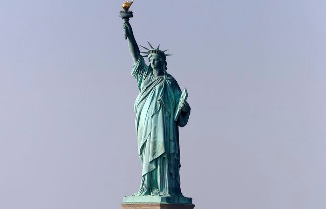 Mujer escala la Estatua de la Libertad en protesta contra Donald Trump