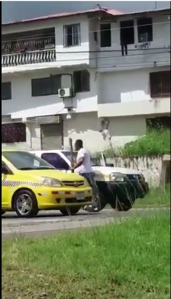 Taxista ataca con palo a funcionario en carro estatal en plena vía|Circula video