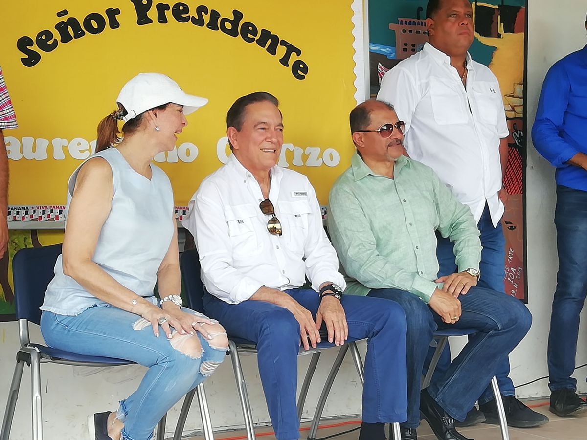 La Primera Dama de la República Yazmín de Cortizo va con pantalón roto a la primera visita comunitaria