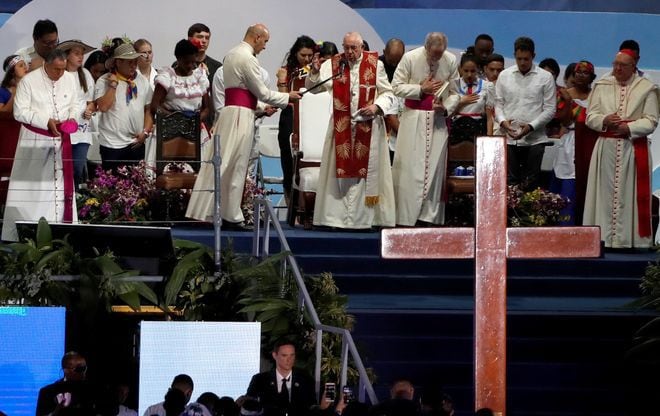 Vía Crucis actualizado, con realidades mundiales y mensaje de solidaridad 