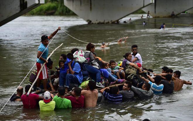 Entre la desesperación, miles de hondureños intentan llegar a México