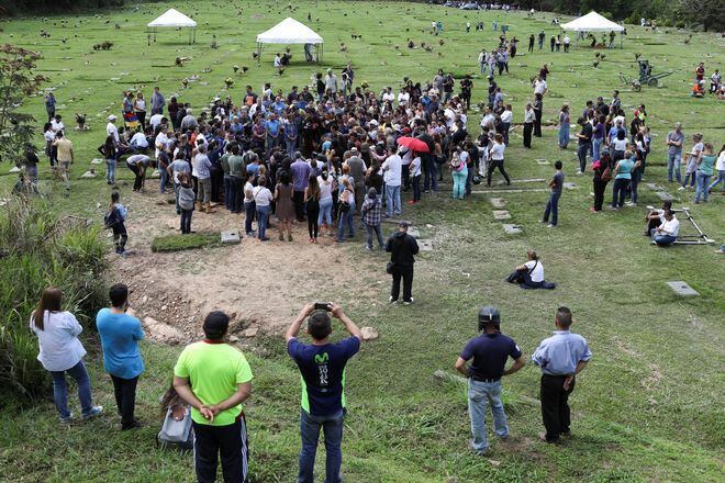 ¡TRAS RECLAMOS! Entierran el cuerpo del expolicía rebelde Óscar Pérez