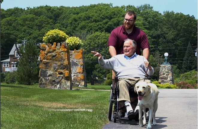 Sully acompaña al expresidente George W. Bush en su última misión