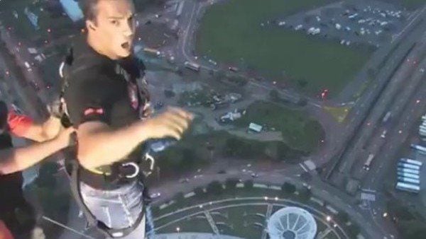 ¡Qué loco! El cantante Ricardo Arjona se lanza de torre en Londres