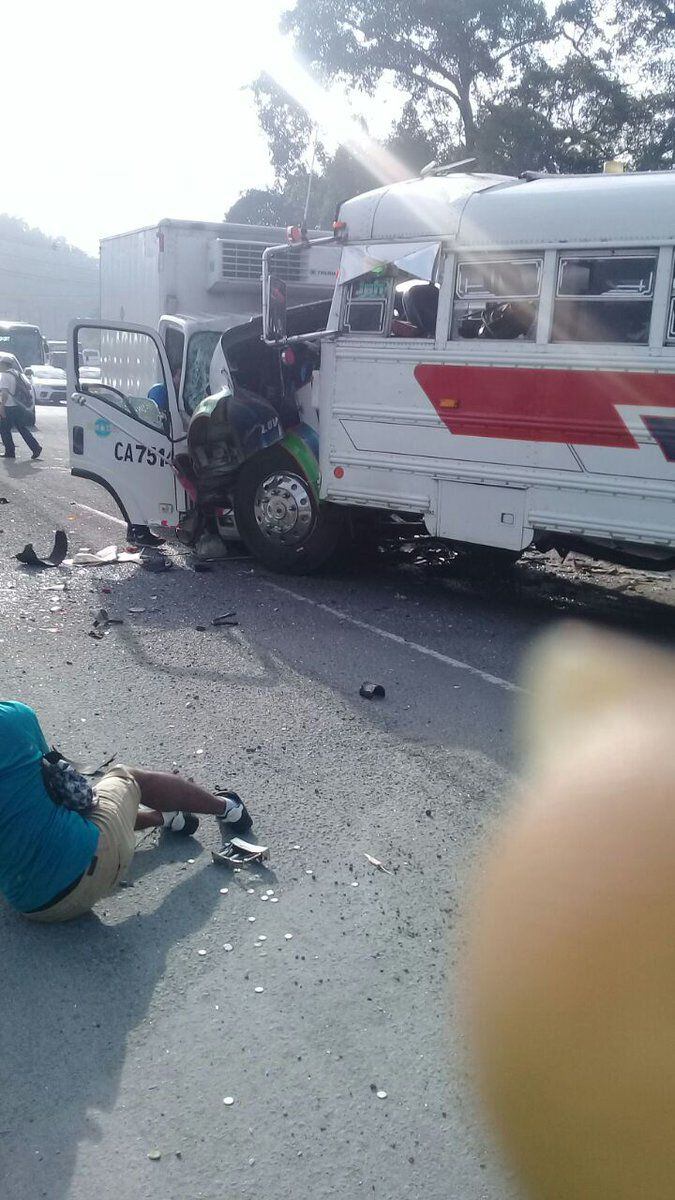 Aparatoso accidente entre buses y camión en Nuevo San Juan deja 25 heridos