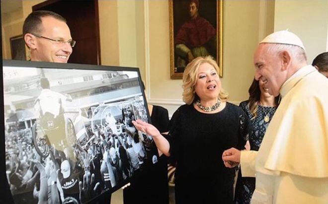 Papa Francisco recibe cuadro con la foto más viral de la JMJ Panamá 2019