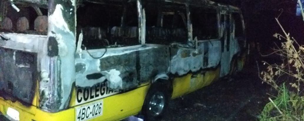 Tres buses colegiales fueron incendiados en la madrugada