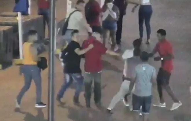 Hampas atacan en plena avenida a sujeto con gas pimienta para robarle (Video)