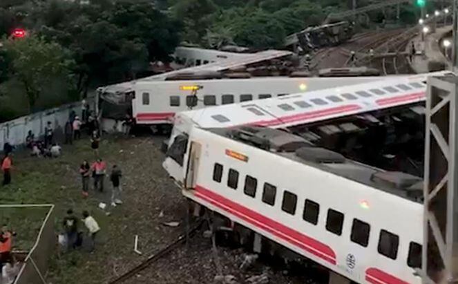 Al menos 17 muertos y un centenar de heridos al descarrilar un tren en Taiwán