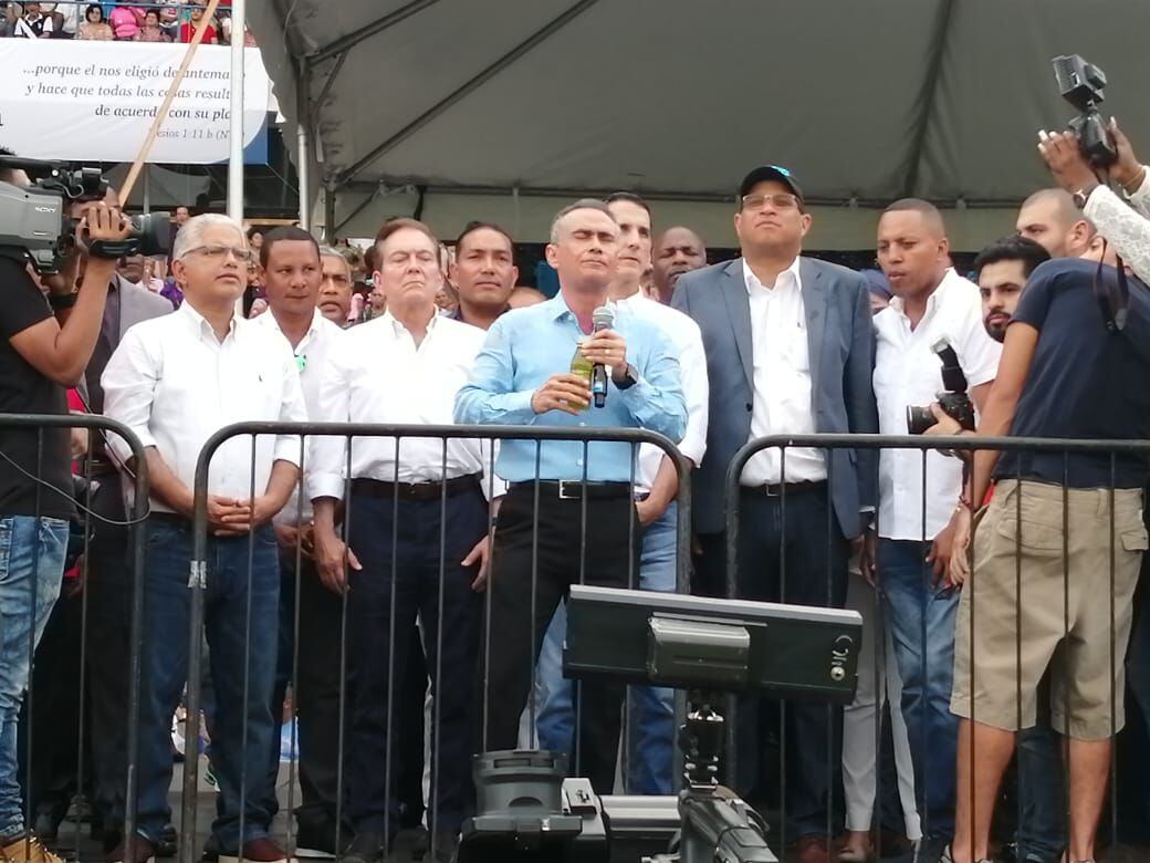 Lo que hace la política.Candidatos en Culto de Unción con pastor Álvarez