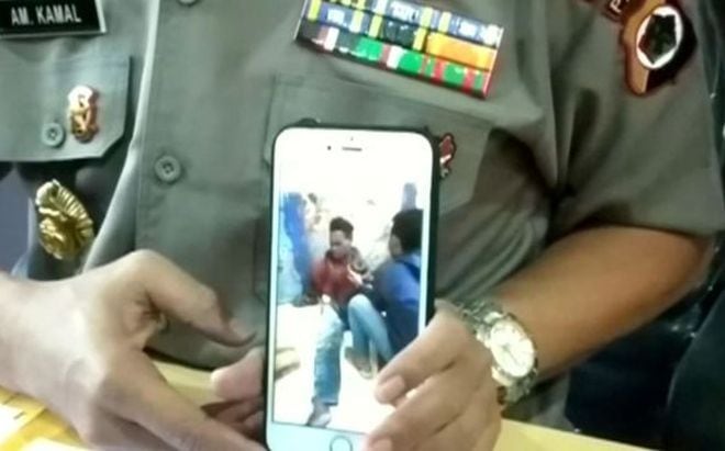La policía indonesia usó una serpiente para interrogar a un sospechoso