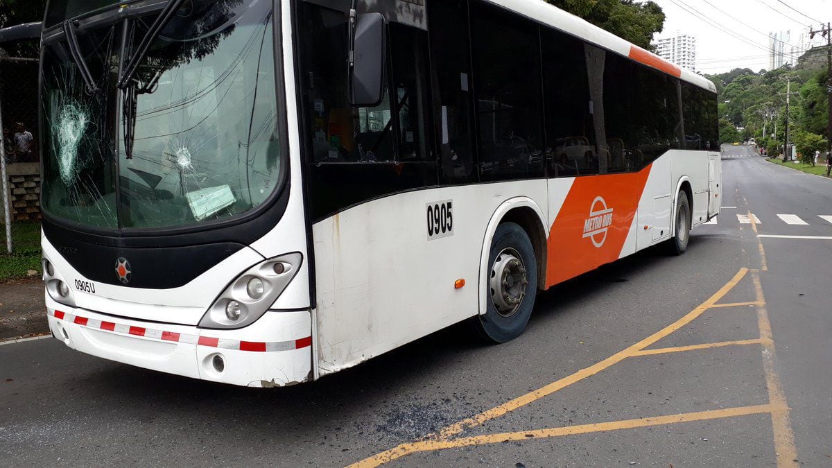 Encapuchados vandalizan Metrobus durante protestas universitarias