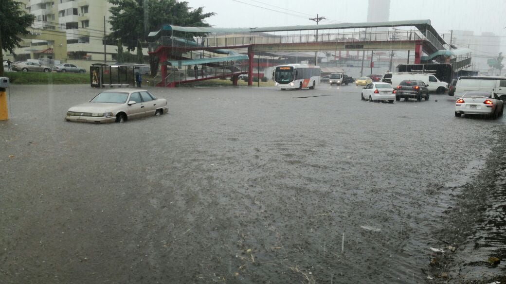 CAOS EN PANAMÁ.Tranques, inundaciones y accidentes en el último viernes del 2017