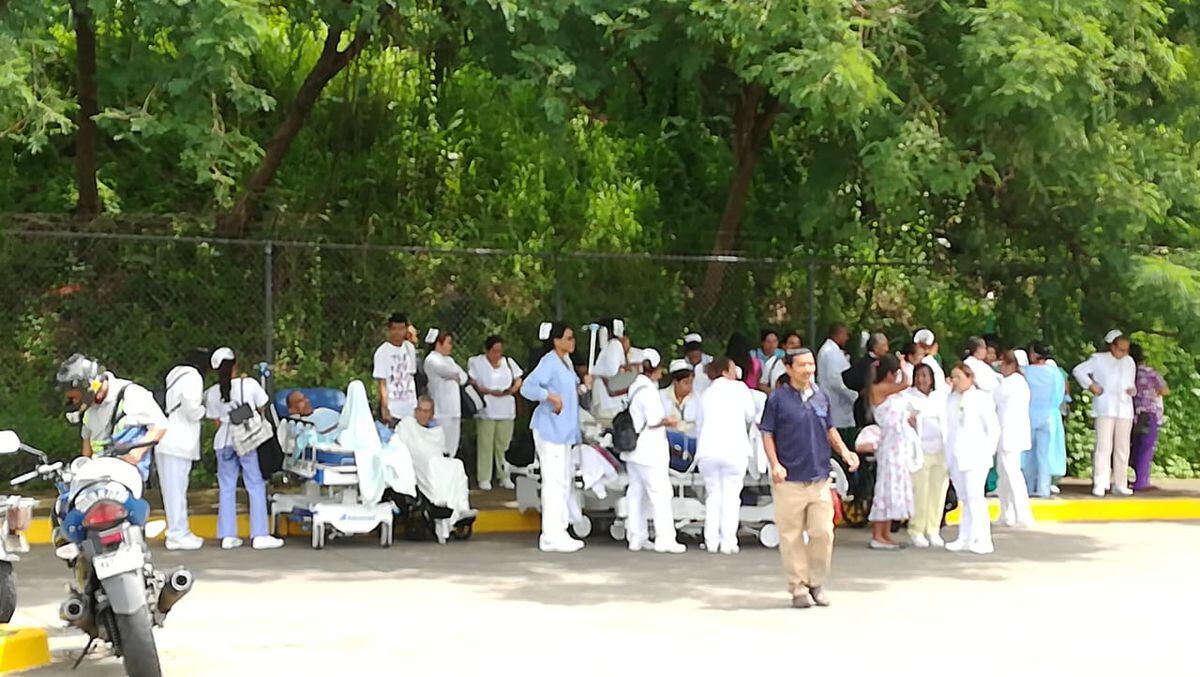 Alarma por supuesta fuga de gas obliga el desalojo del Hospital San Miguel Arcángel