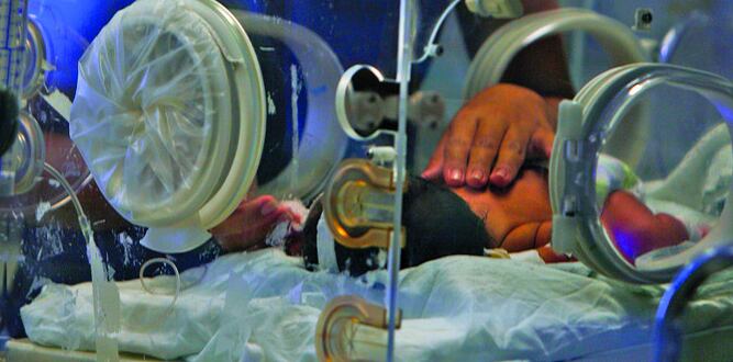 Enfermera deja caer a un recién nacido por contestar el celular. La graban  y video se