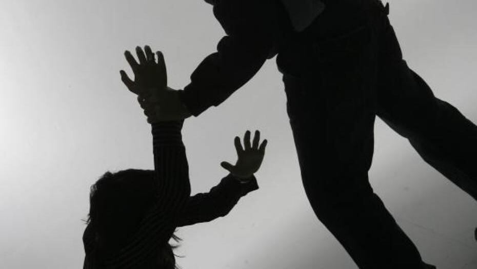 ¡DESGRACIADO! Hombre en Los Santos abusó de mujer y niña de 2 años