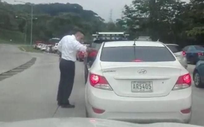 VIDEO| Ordenan reporte periódico para conductor gatillo alegre capturado
