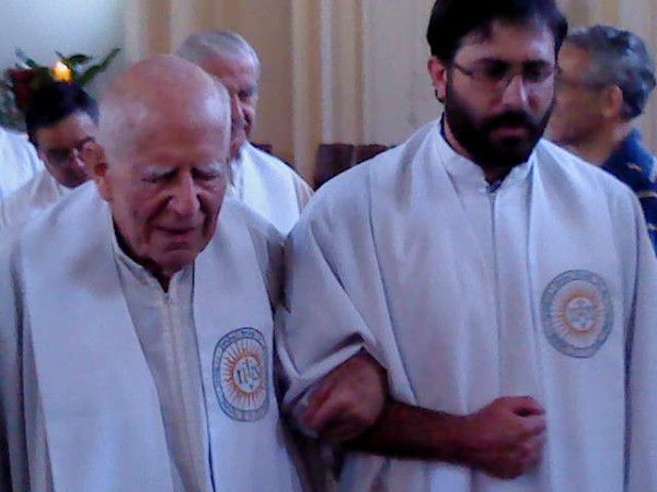 Exorcista y director espiritual del papa Francisco falleció a los 102 años 