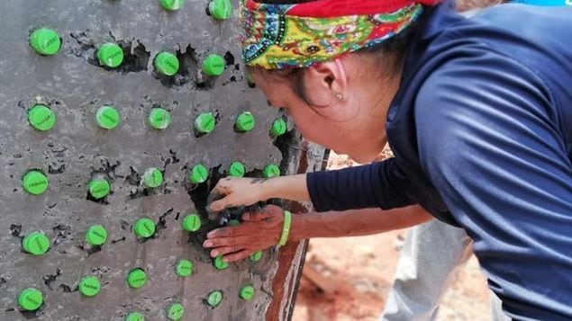 Panamá construye primera casa comunal de botellas plásticas de Centroamérica