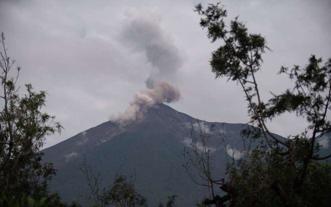 El Volcán de Fuego de Guatemala aumenta su actividad con explosiones y ceniza