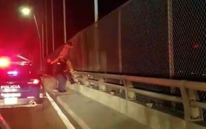 Hombre intenta lanzarse del Puente de las Américas. Vean lo que pasó