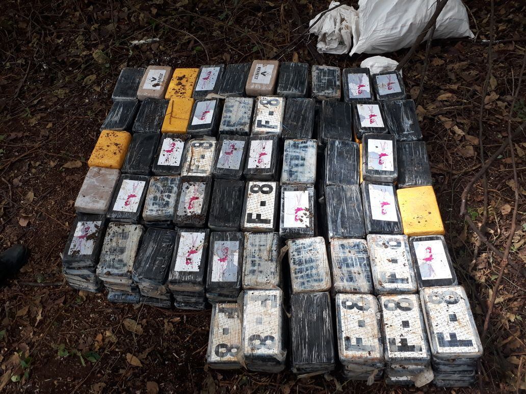 Incautan 777 paquetes de droga enterrados en bolsas negras en playa Leona