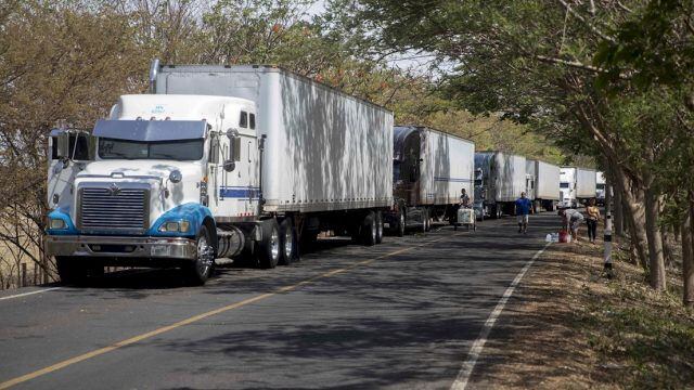 Por bloqueos de carreteras en Costa Rica, cientos de camiones quedaron varados en frontera con Panamá