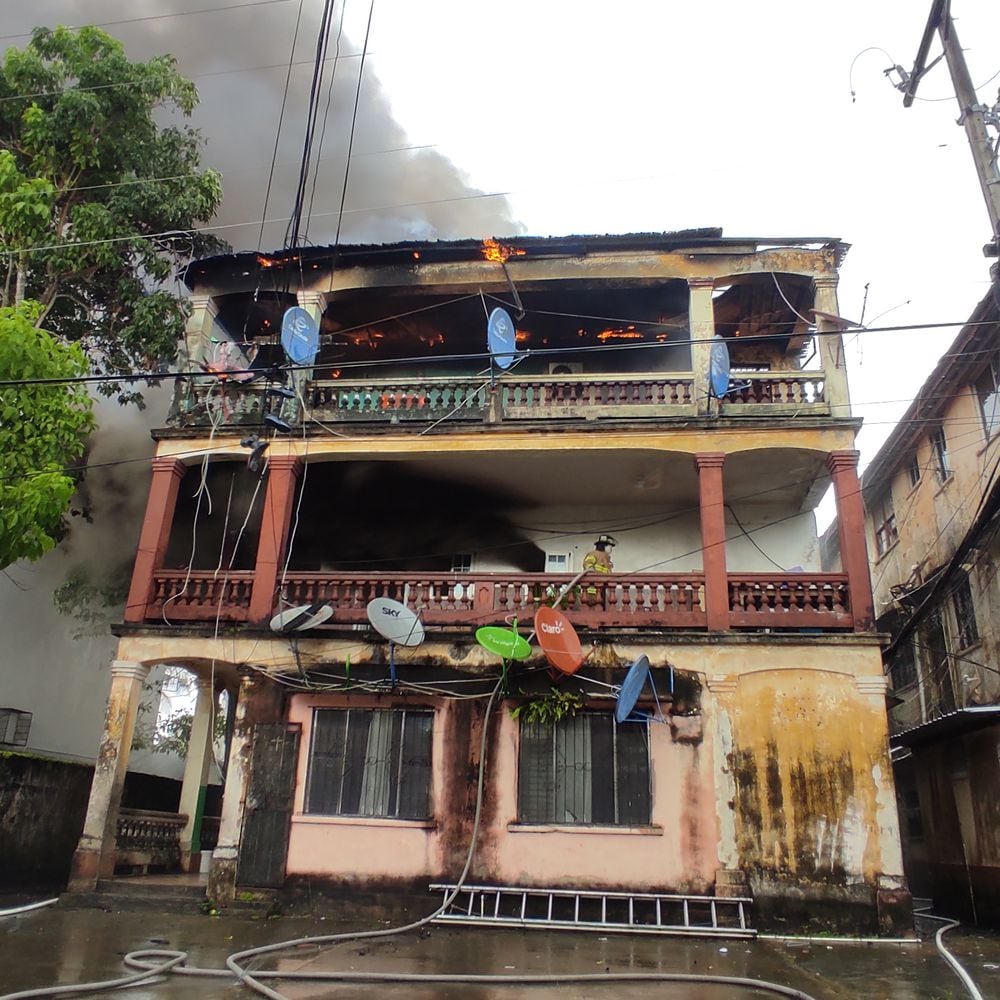 Incendio deja sin casa a 20 familias en Colón