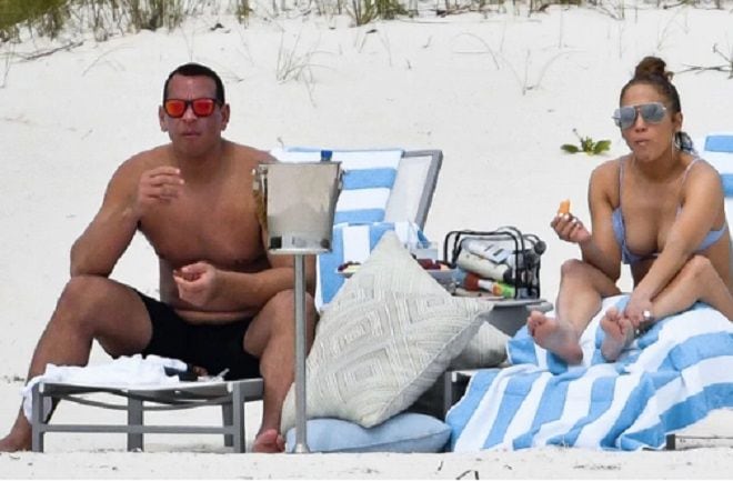 Captan a J.Lo y a Alex Rodríguez en la playa luciendo sus cuerpos sin photoshop