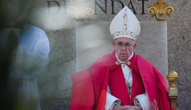 Papa Francisco bendice palmas en comienzo de Semana Santa