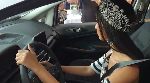 Sorprenden a Rosa Montezuma con un auto nuevo.¿Si sabe manejar? Chequeen. Video