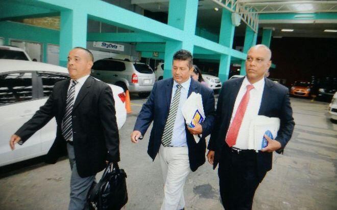 Felipe Fuentes seguirá separado como juez 