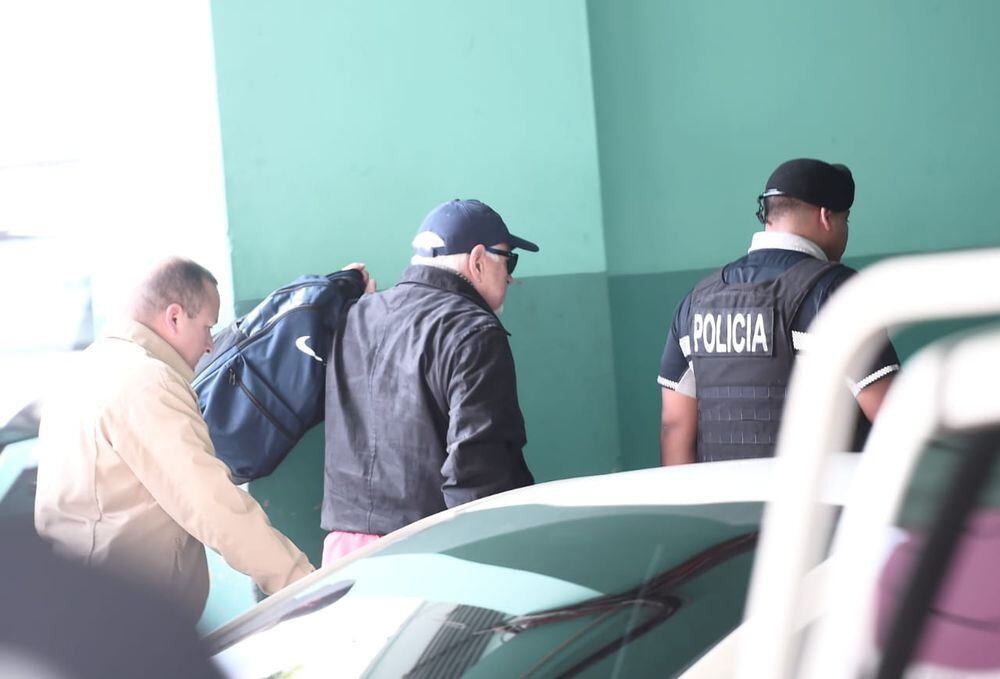 Multan al abogado Rosendo Rivera. Se retiró del salón de la audiencia muy molesto